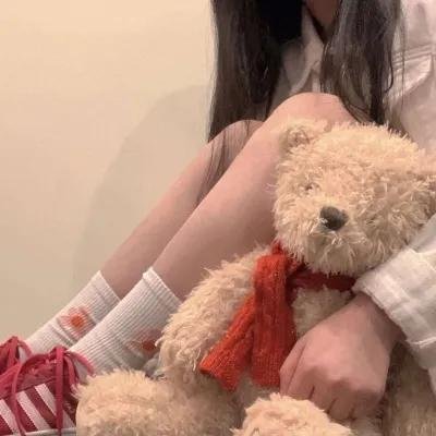 随盲柳入眠的女人